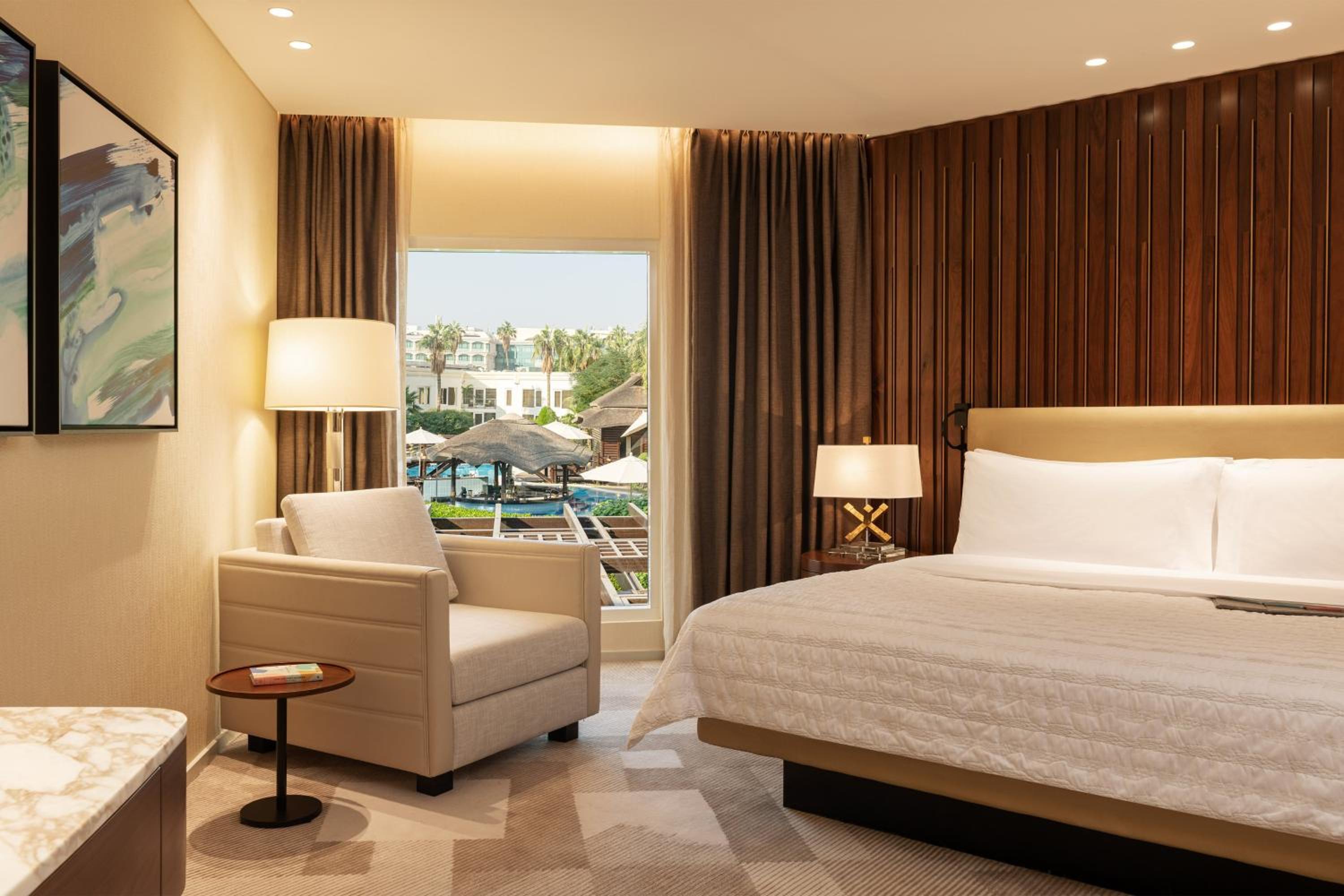جناح بريميوم تنفيذي كبير بسريرين منفصلين بإطلالة على الحديقة مع دخول الصالة، Le Meridien Dubai Hotel and Conference Centre 4/10