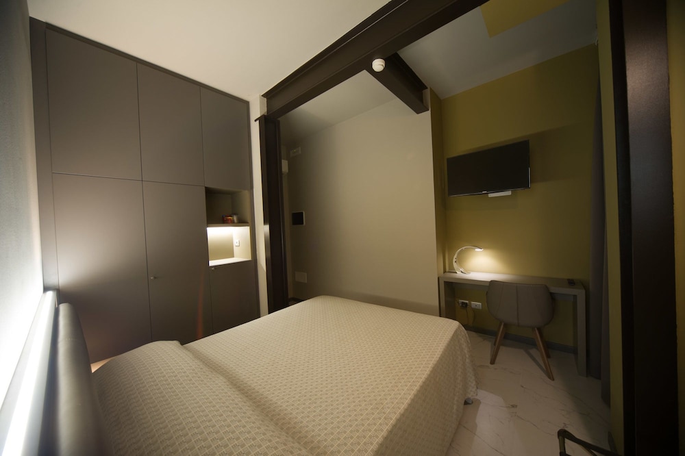 Aaron Hotel 24/54