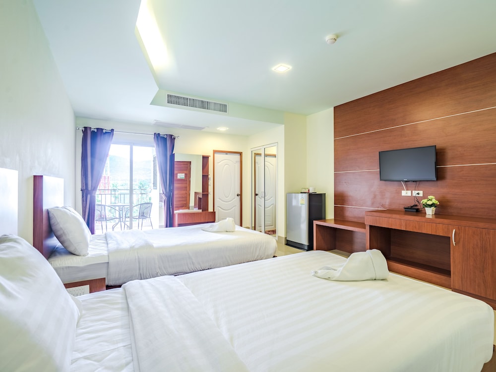 SUPERIOR, TWIN BEDS, POOL ACCESS