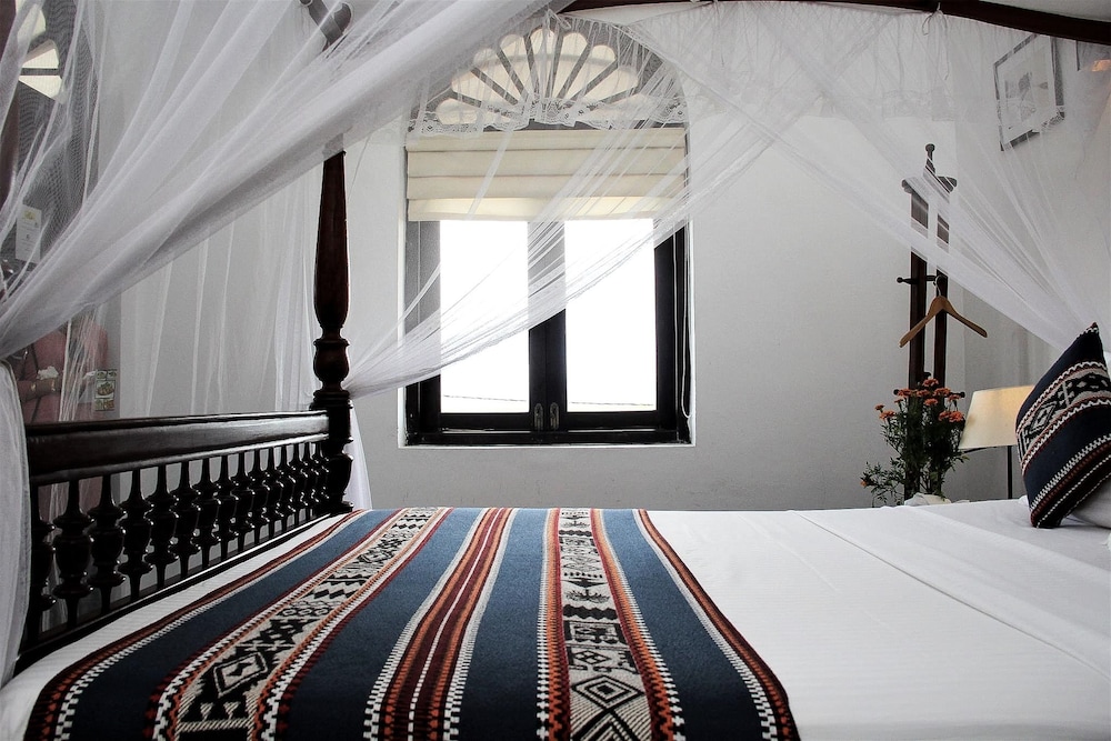 ROOM, DOUBLE BED