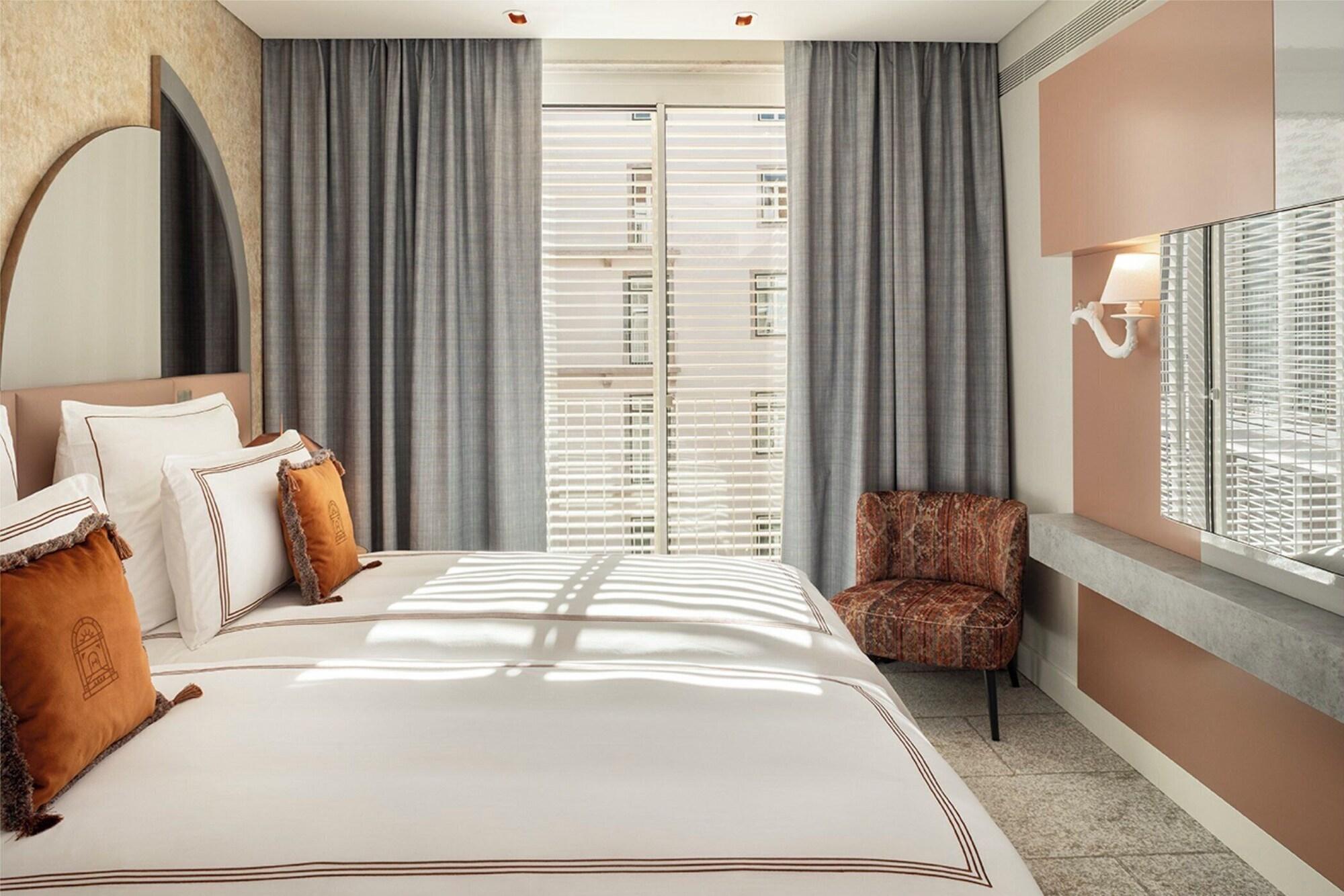 Grand, Multiple Beds, Courtyard View