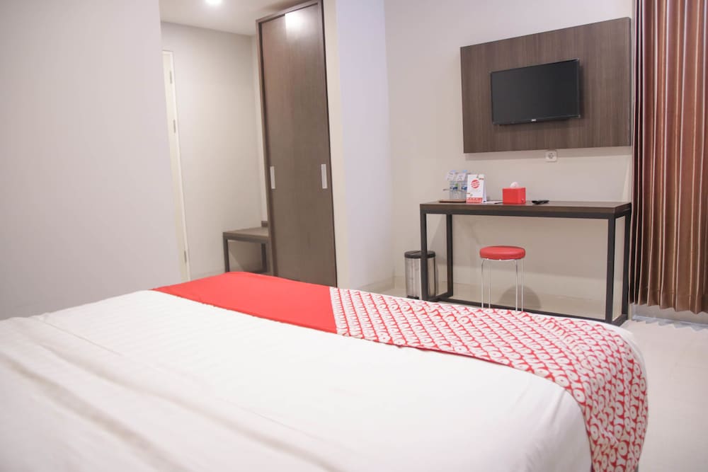 OYO 1006 Azzahra Guest House 7/16