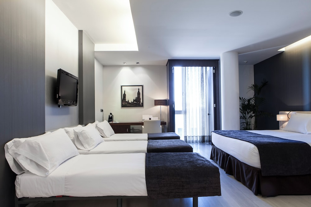 ROOM, QUINTUPLE