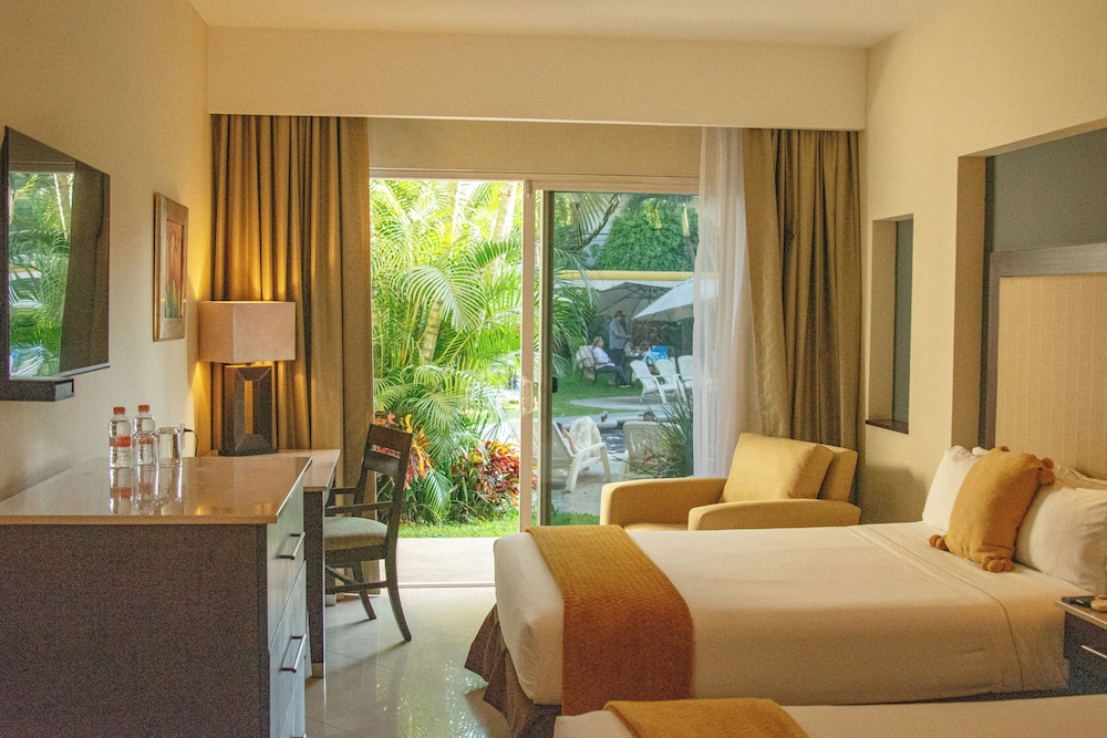 Executive, 2 Double Beds, Pool Front