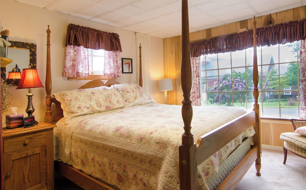 Lily Garden Bed and Breakfast 6/28
