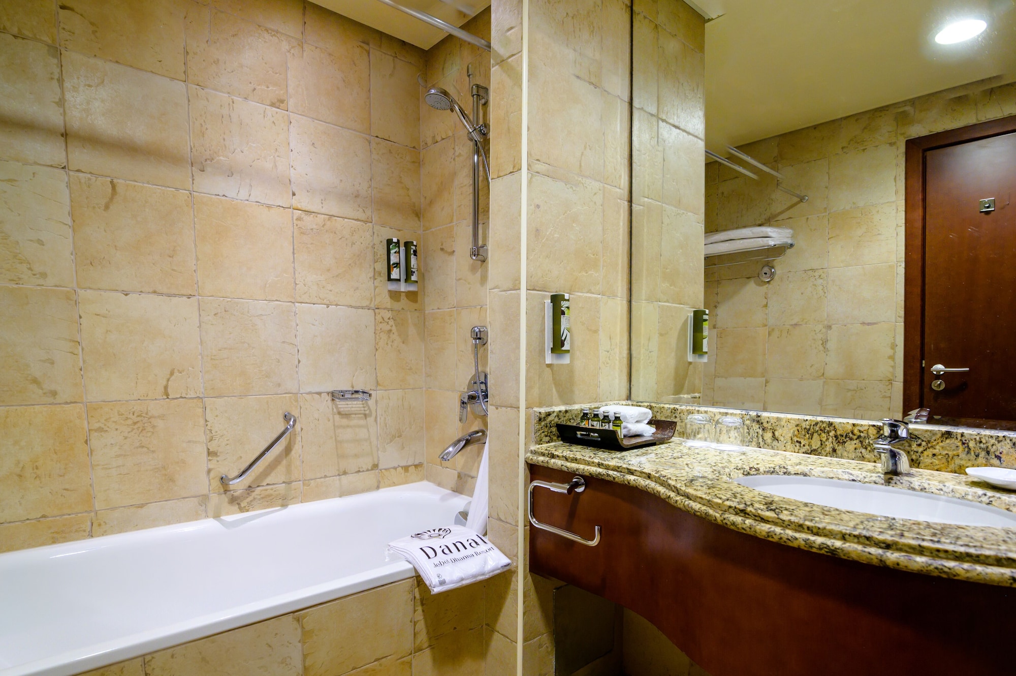 غرفة غراند ديلوكس بسرير كينج بإطلالة على البحر بشرفة، Danat Jebel Dhanna Resort 4/4