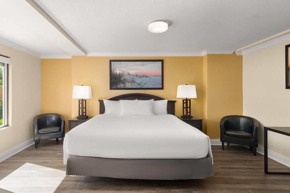 ROOM, KING BED