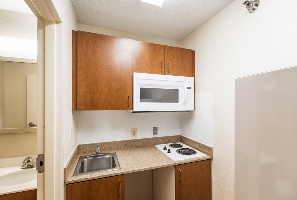 HomeTowne Studios by Red Roof Houston - West Oaks/ Energy Corridor 32/36