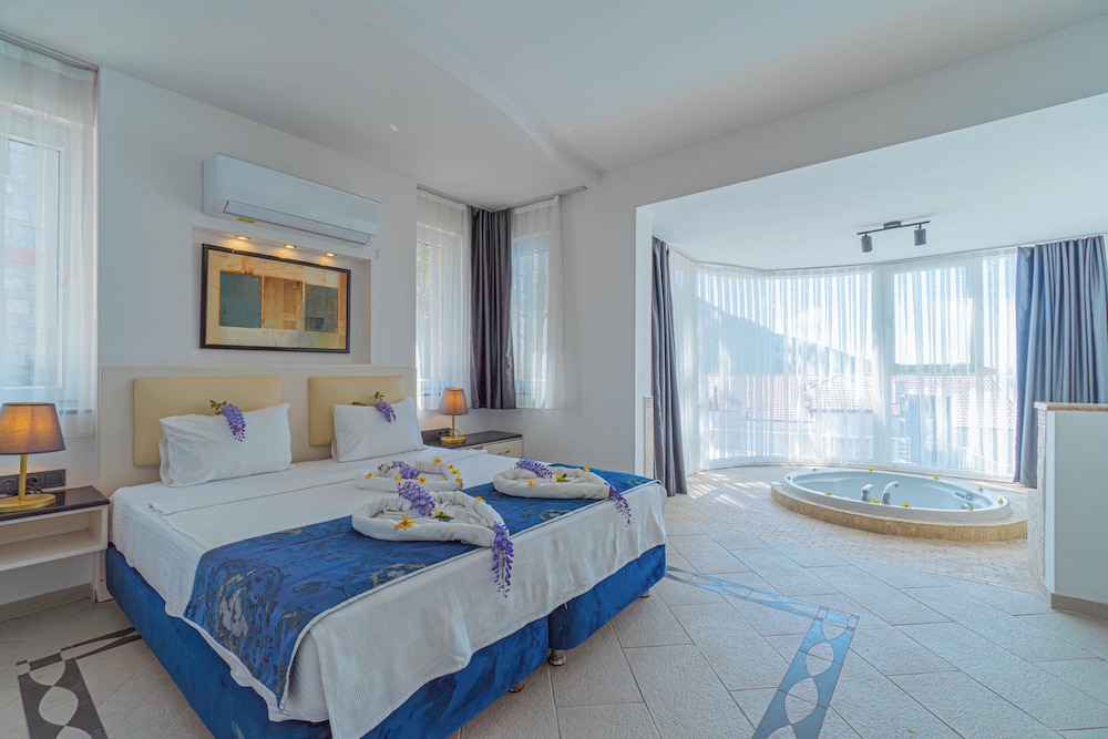 Tropical Deluxe Hotel 15/50