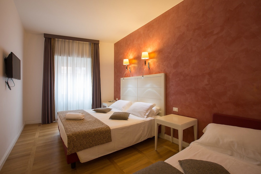 FLORIS HOTEL 8/73