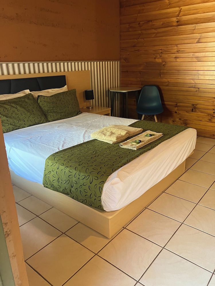 TERRITORY MANOR MOTEL AND CARAVAN PARK 7/26