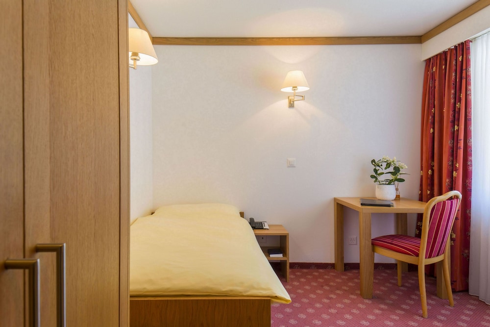 ROOM, SINGLE