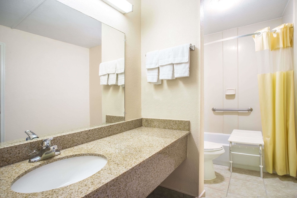 Days Inn By Wyndham Roanoke Near I-81 25/47