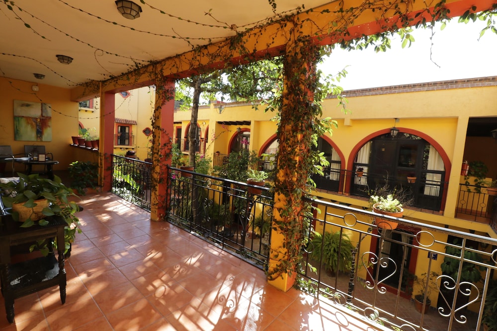 Casa Mia Suites 4/72