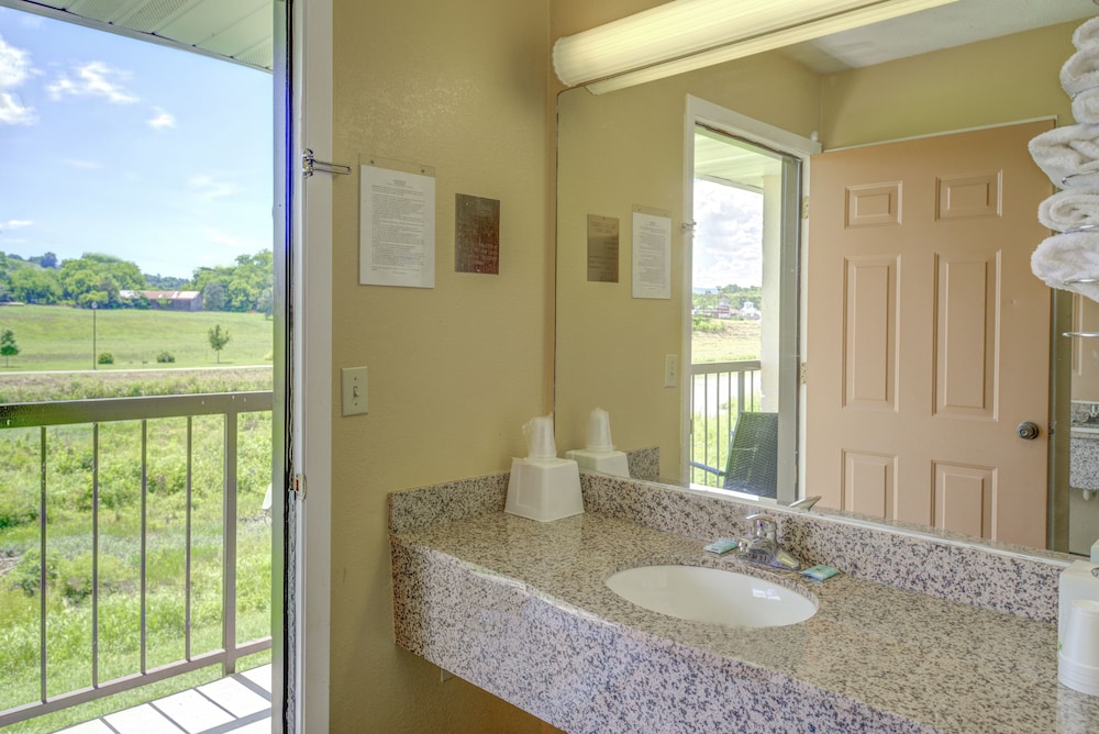Econo Lodge Sevierville-Pigeon Forge on the River 17/25
