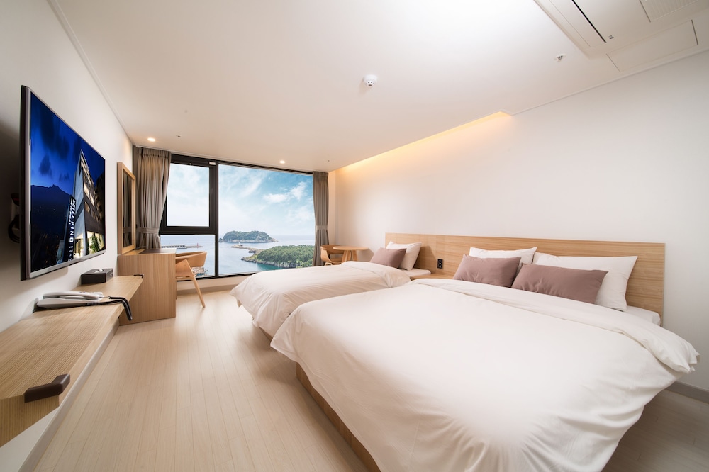 DELUXE, TWIN BEDS