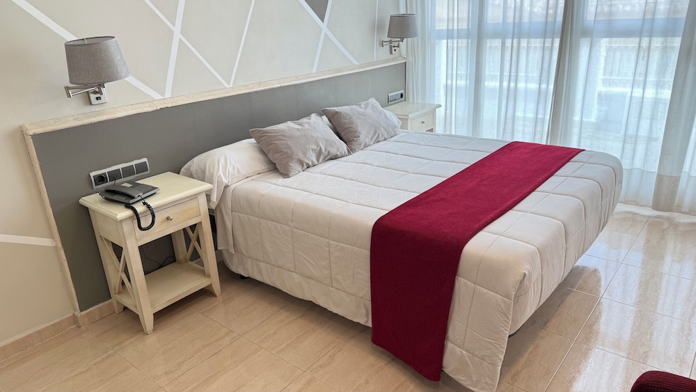 ROOM, DOUBLE BED