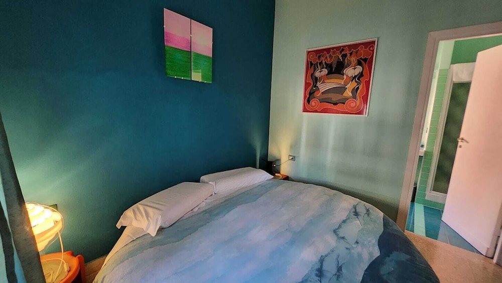 ROOM, DOUBLE BED