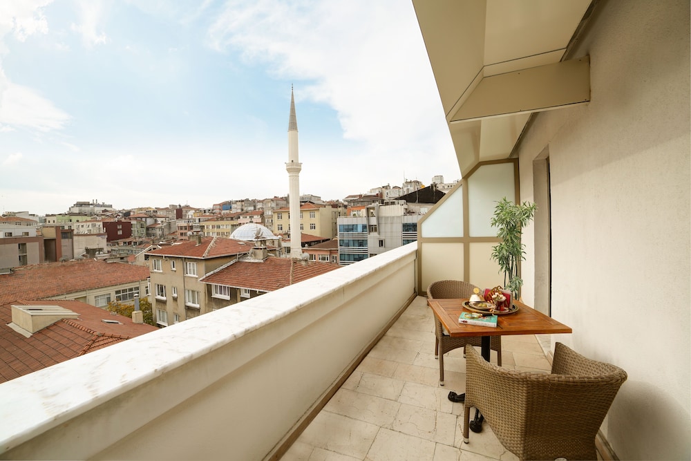 Halifaks Hotel 29/50