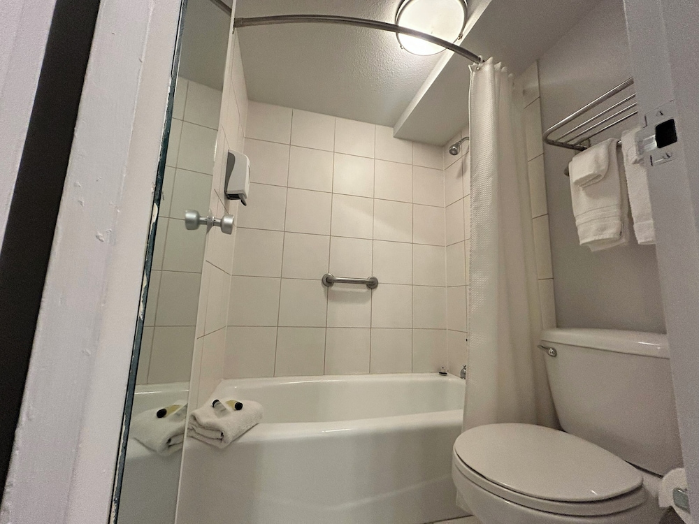 غرفة بسرير كينج للمدخنين، Suite Dreams Motel Mattoon I 57 9/10