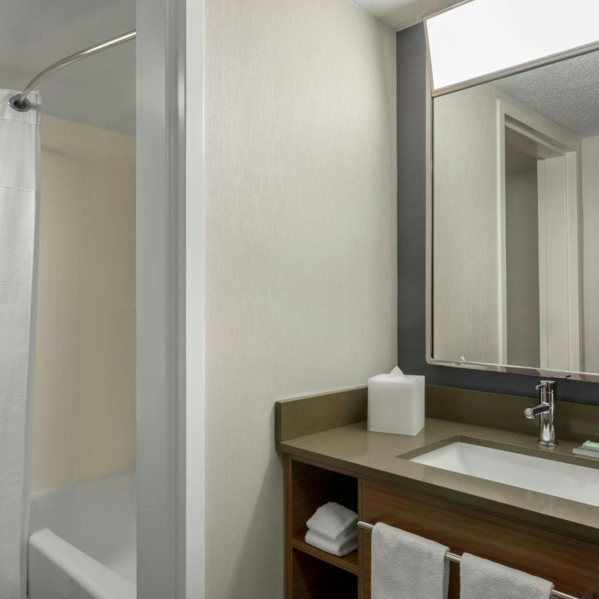 غرفة بسرير كينج بحوض استحمام لذوي الإعاقة، Courtyard By Marriott Kokomo 4/6