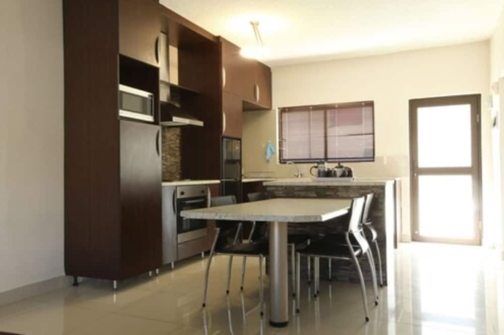 Hillside Executive Accommodation 43/59