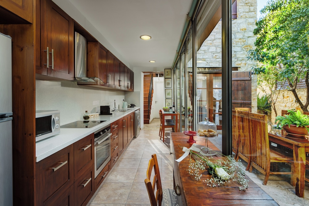 OINOESSA TRADITIONAL BOUTIQUE HOUSES 4/50