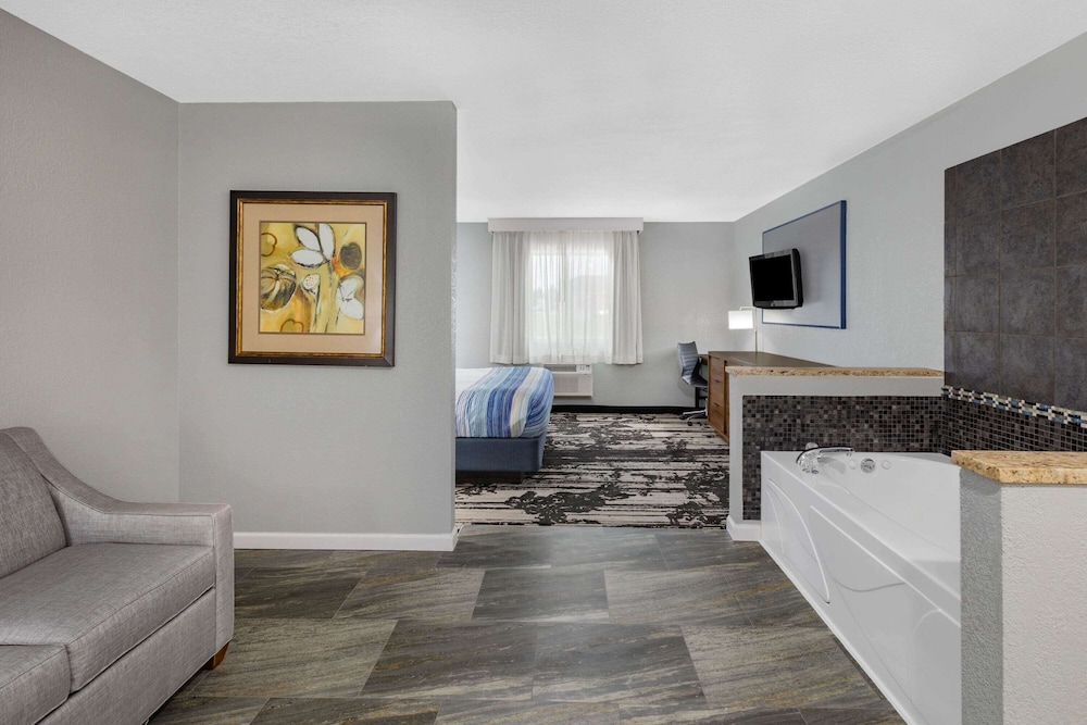 AmericInn by Wyndham Pella 28/43