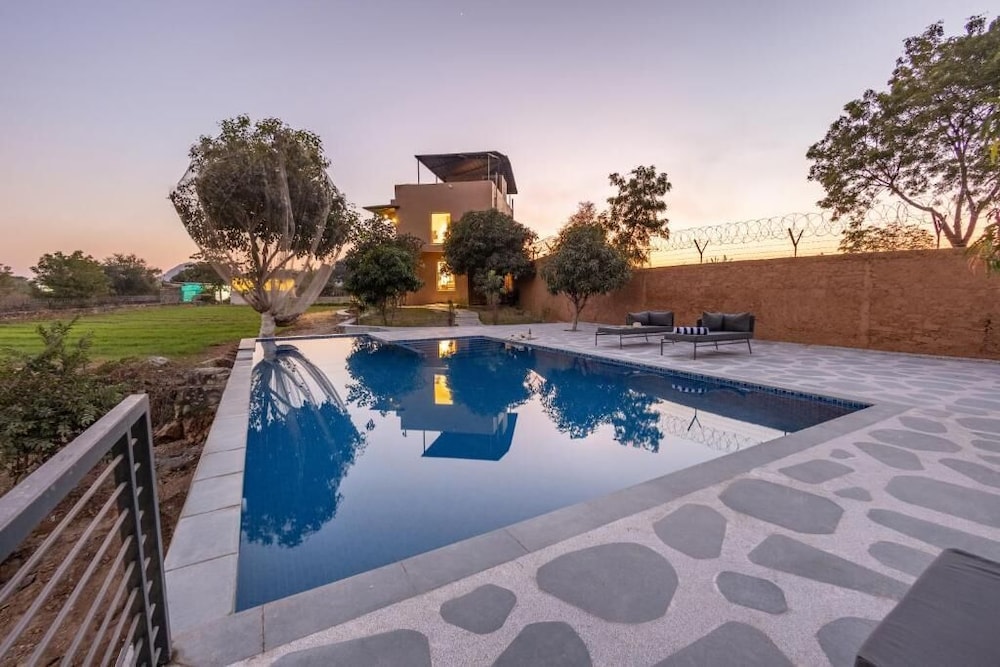 ELIVAAS Cows and Cuddles 4 BHK with Pvt Pool and Garden 43/68