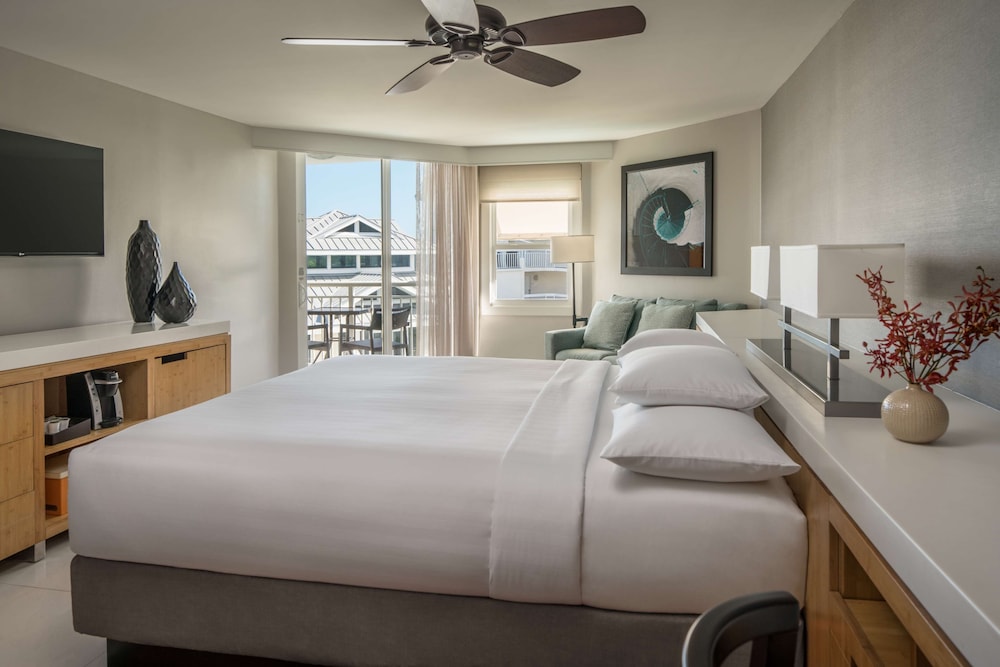ROOM, KING BED, PARTIAL OCEAN VIEW