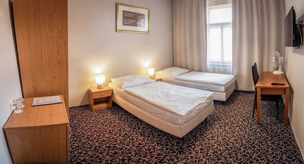 ECONOMY, QUEEN BED