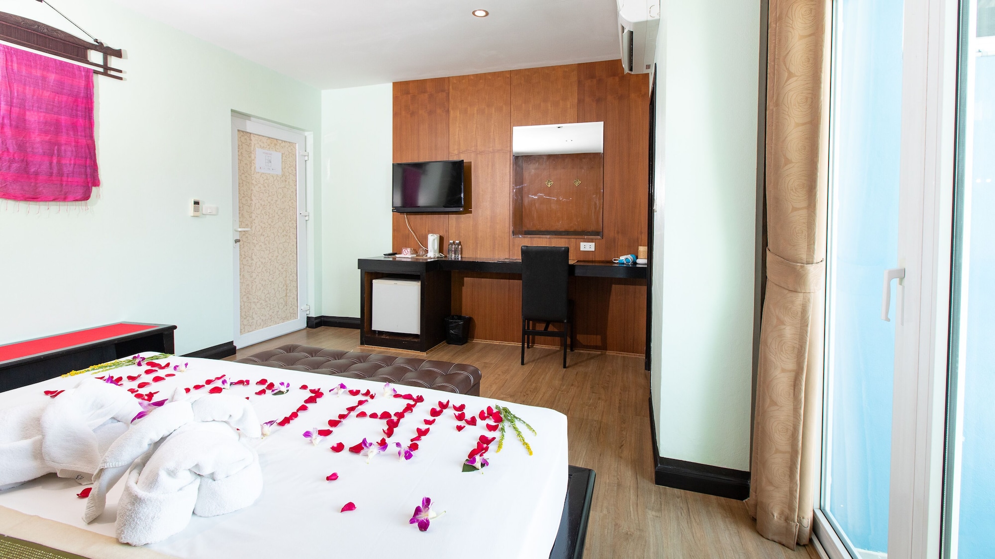 DELUXE, DOUBLE BED