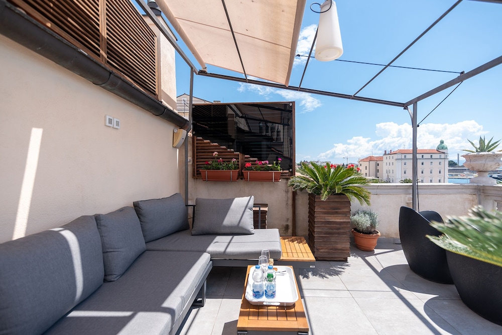 Riva Luxury Suites 28/50