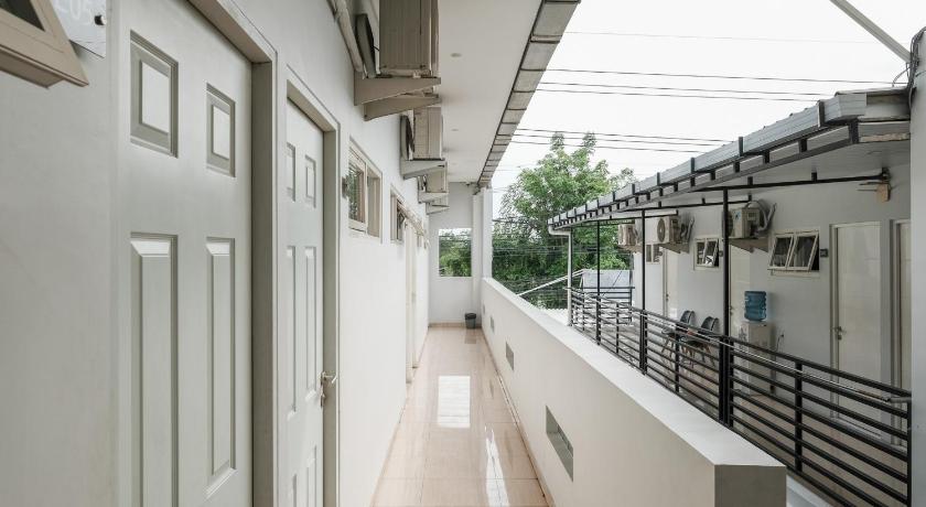RedDoorz near Ciputra Golf Surabaya 1/50