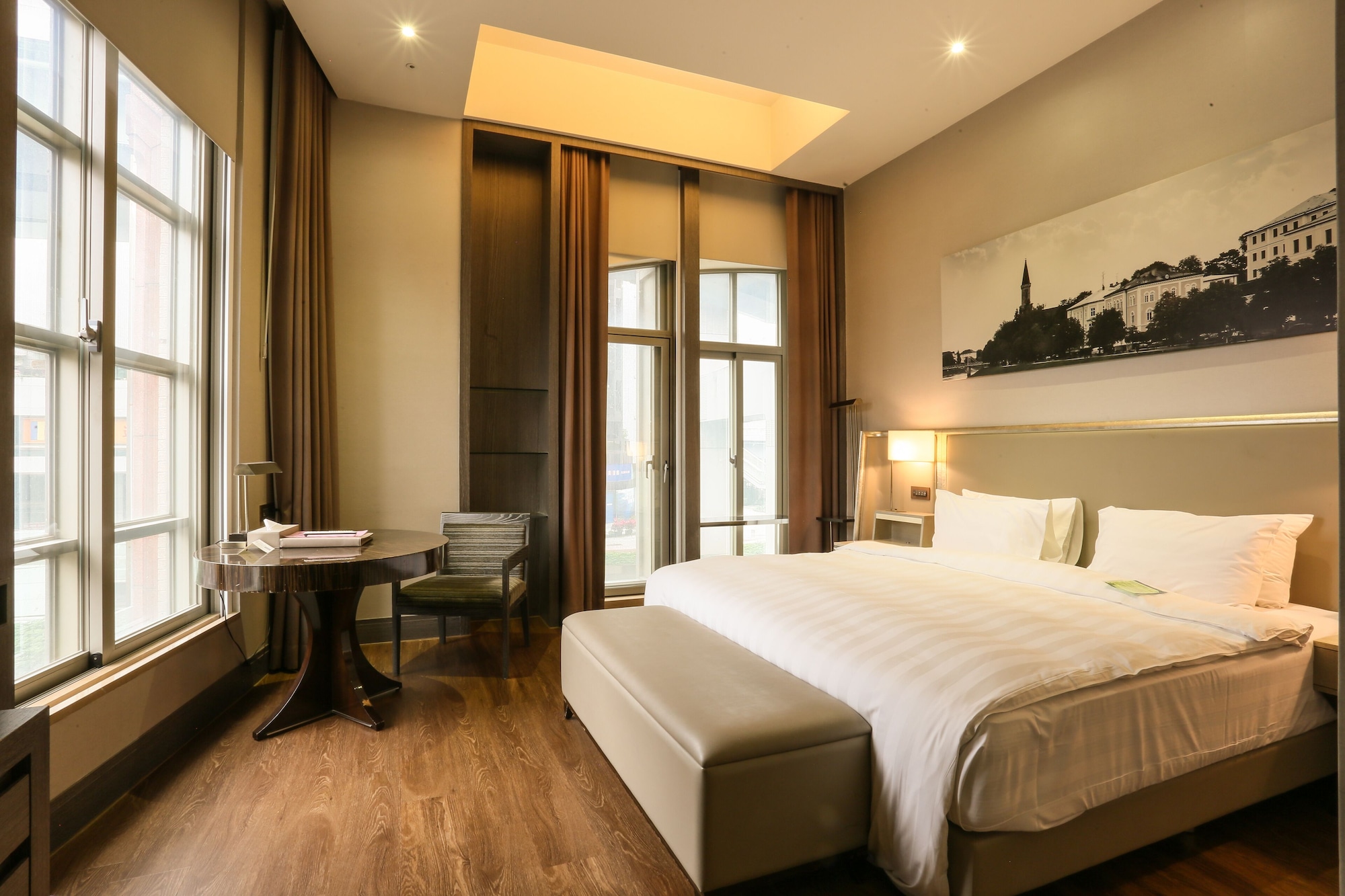 EXECUTIVE, DOUBLE BED, CORNER