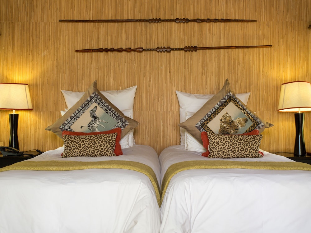 MADIKWE RIVER LODGE 8/42