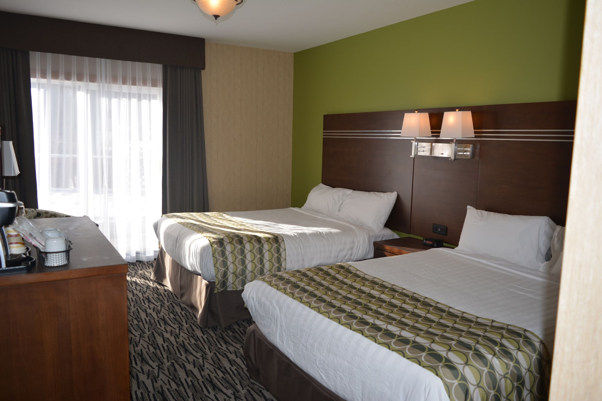 Economy, Basement, 2 Queen Beds, No Patio 2/10
