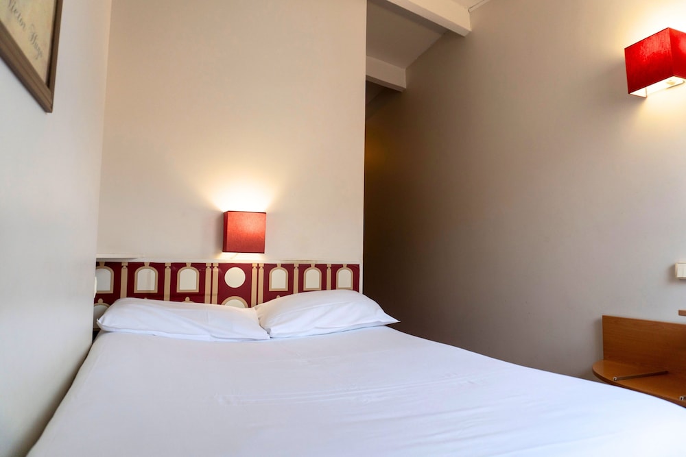 Ours Blanc Place Victor Hugo 35/67