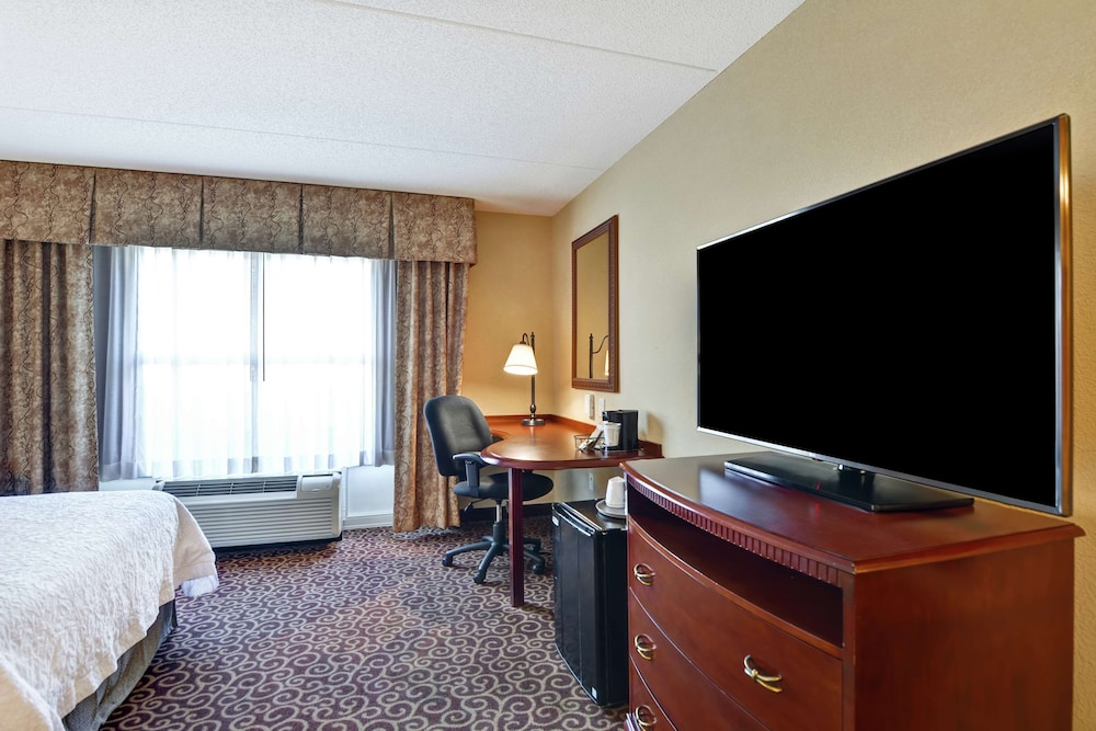 Hampton Inn & Suites Fredericksburg-at Celebrate Virginia 24/39