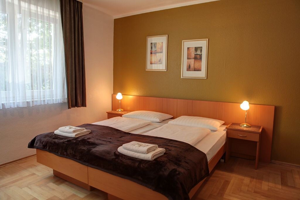 ROOM, DOUBLE BED
