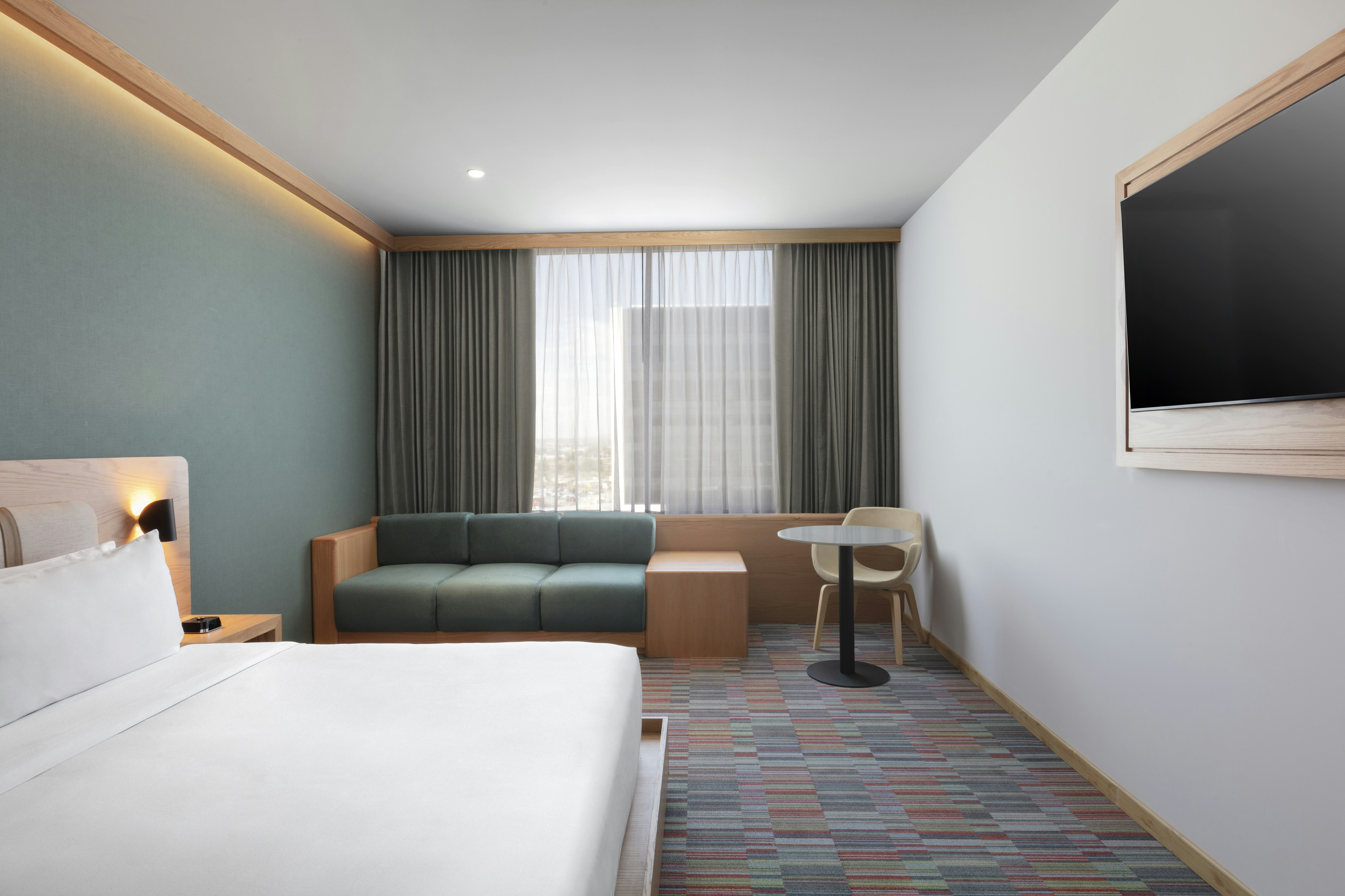 ROOM, KING BED