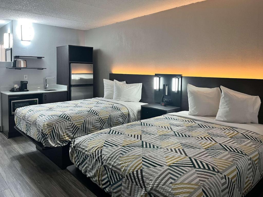 2 Full Beds - Non-Smoking, Kitchen