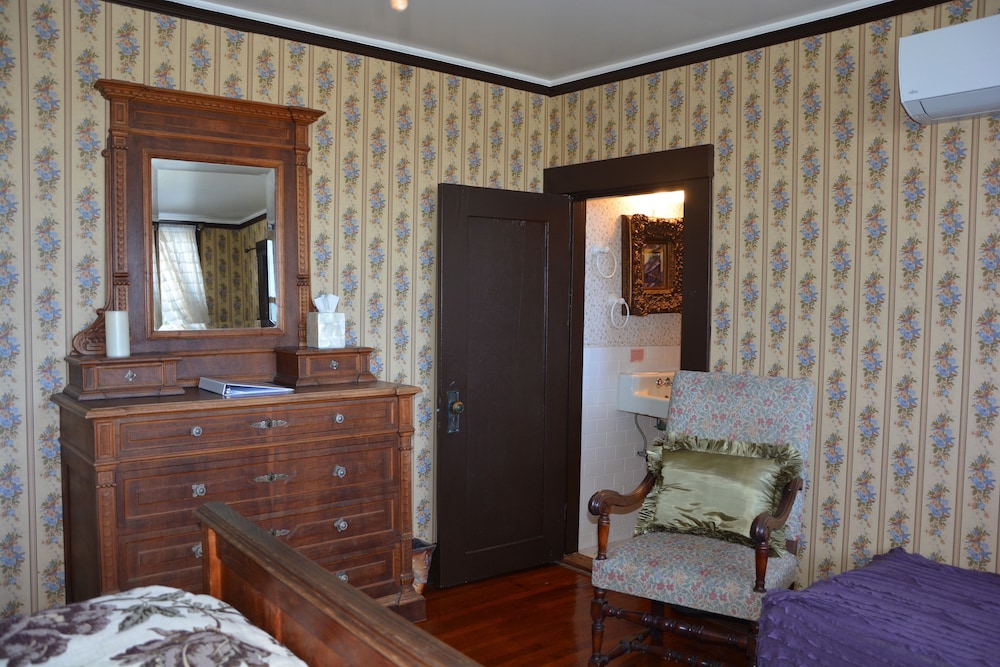 Manoa Valley Inn 48/60