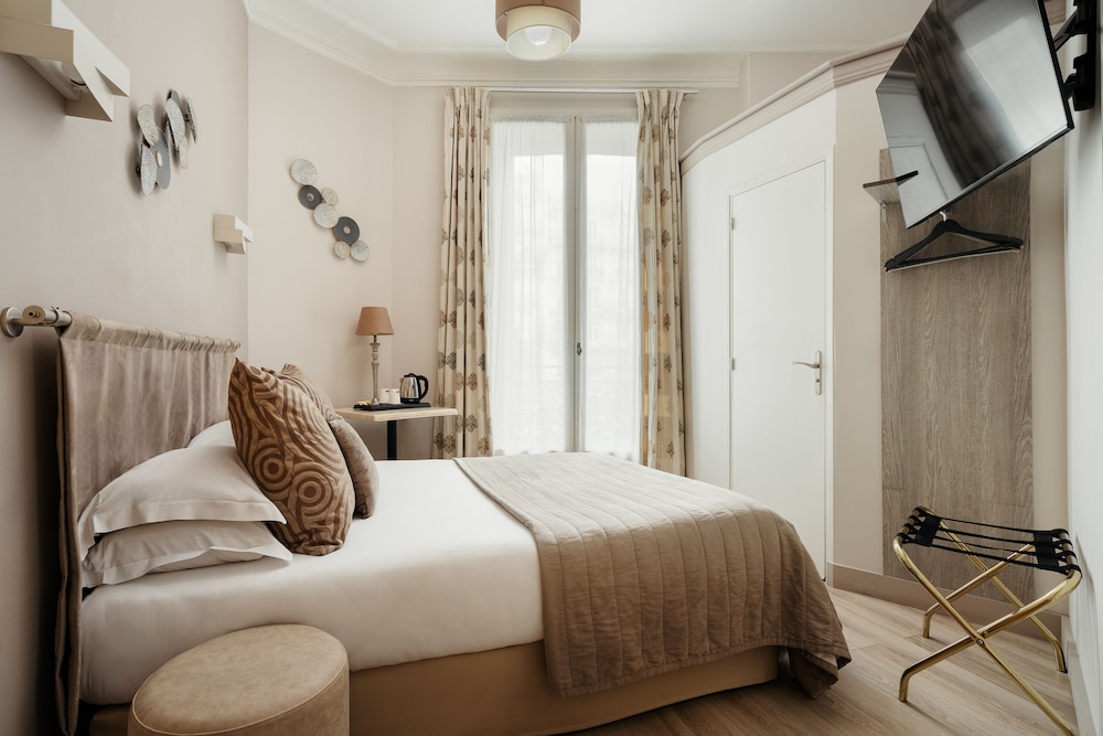 Standard, Double Bed, City View, Corner