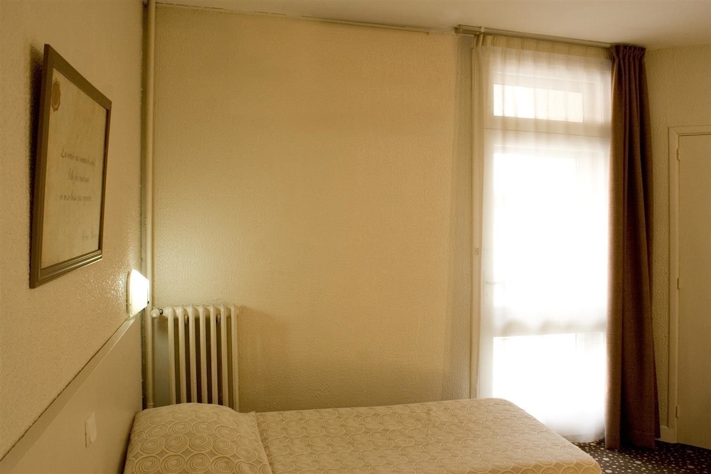 Ours Blanc Place Victor Hugo 28/67
