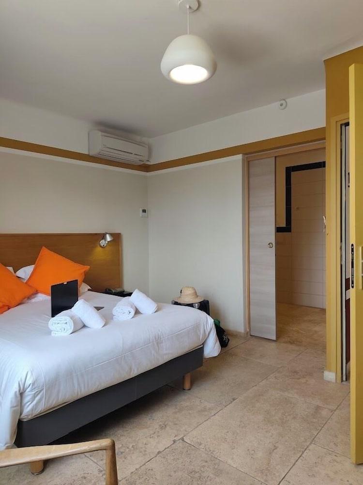 غرفة قياسية بسرير مزدوج بحمام خاص لذوي الإعاقة، La Maison des Ocres 2/2