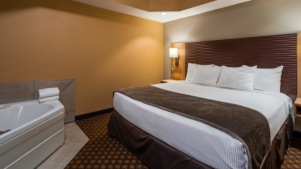 Best Western Plus Landing View Inn & Suites 12/51