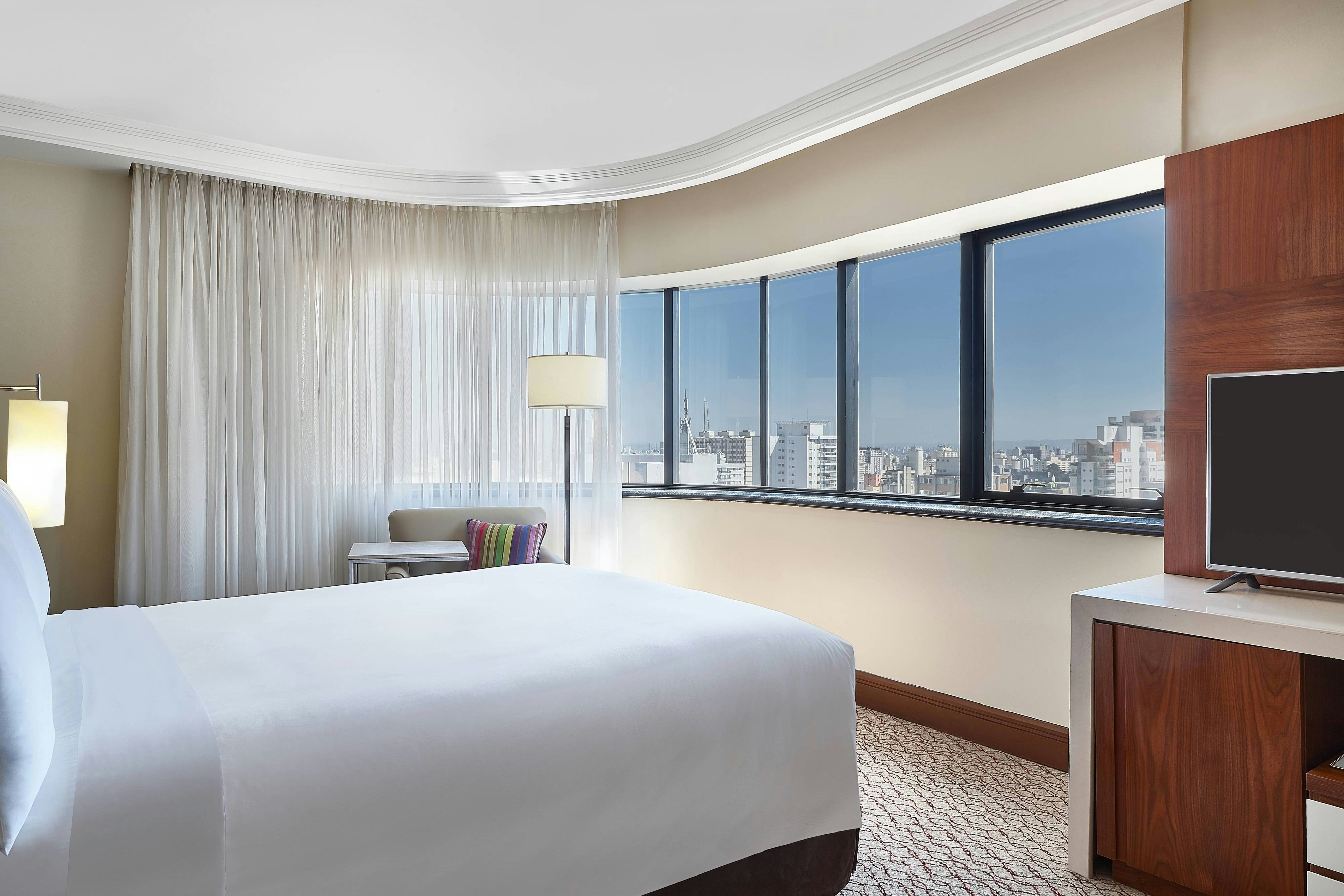 غرفة بسرير كوين