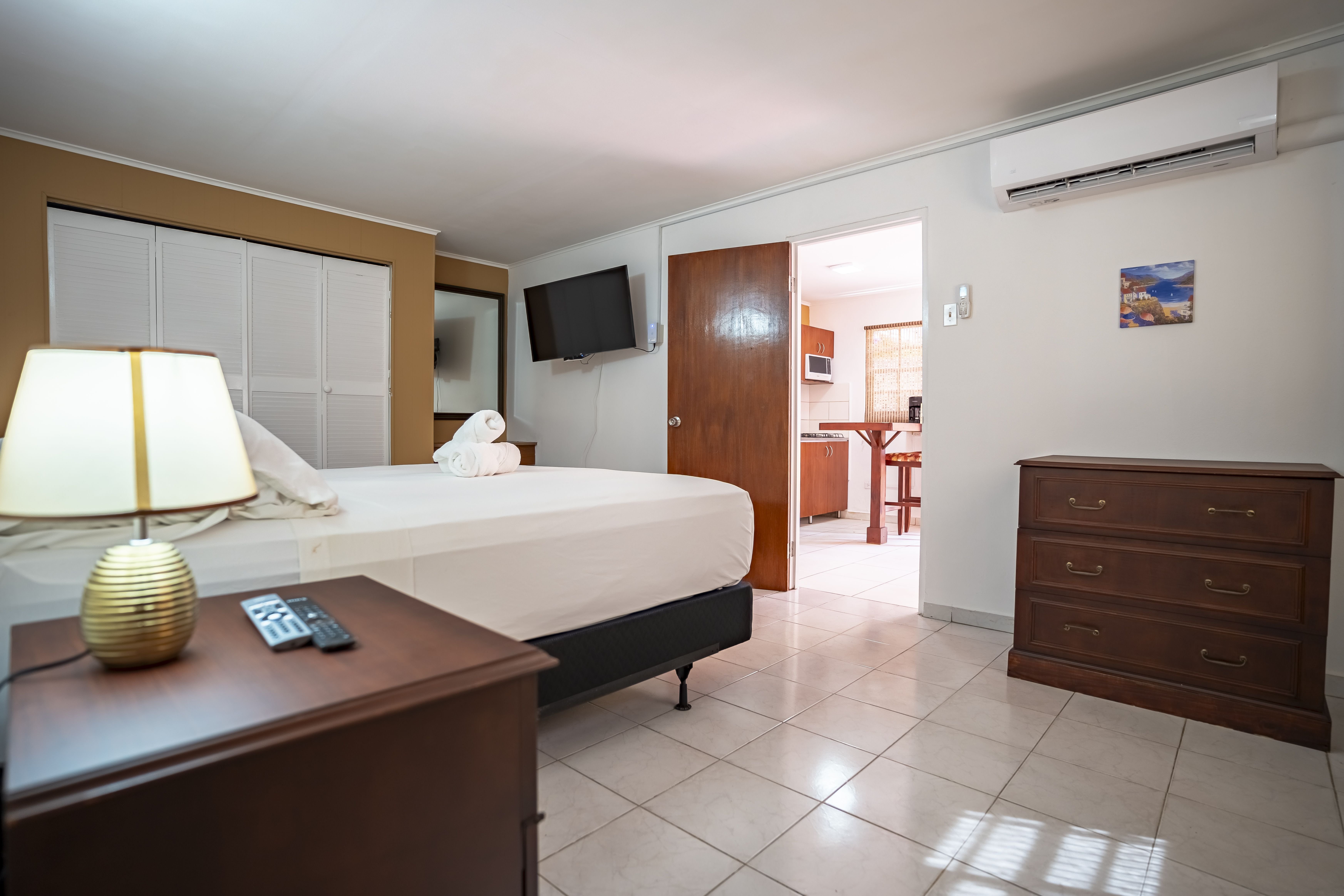 1 BEDROOM, APARTMENT, KING BED