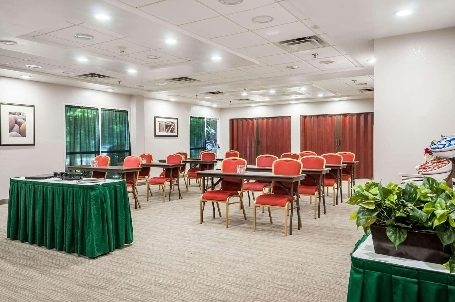 Country Inn and Suites By Radisson Cookeville TN 26/48